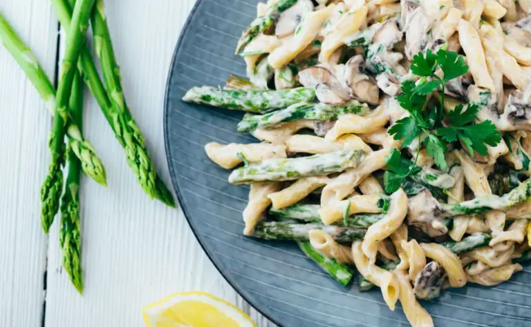 Cremige Pasta mit grünem Spargel und Champignons (30 Minuten) veganes Rezept