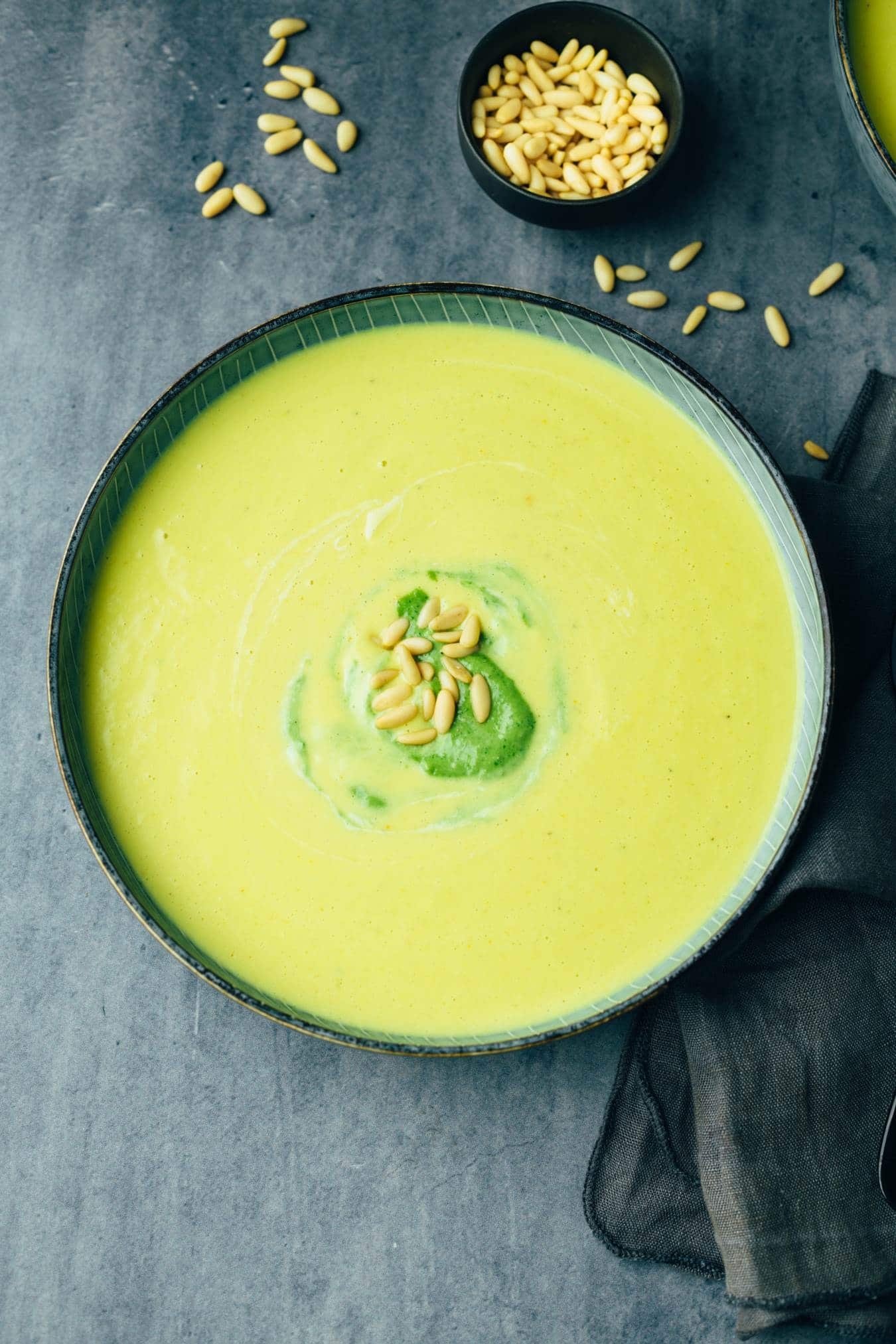 Asparagus soup with basil pesto (30 minutes) recipe