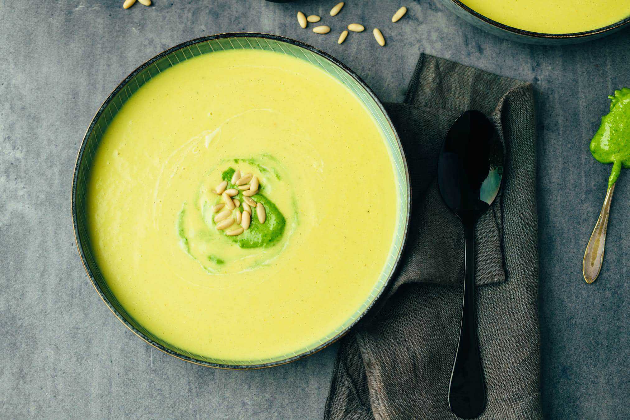 Asparagus soup with basil pesto (30 minutes) recipe