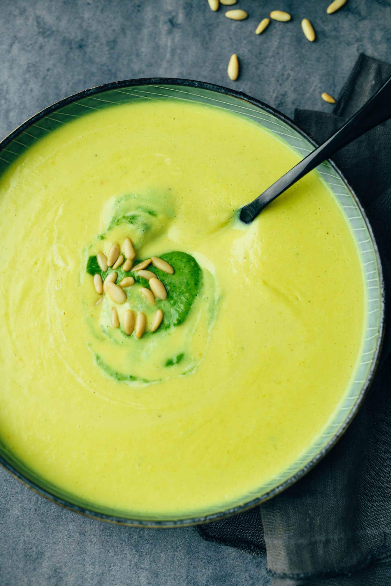 Asparagus soup with basil pesto (30 minutes) recipe