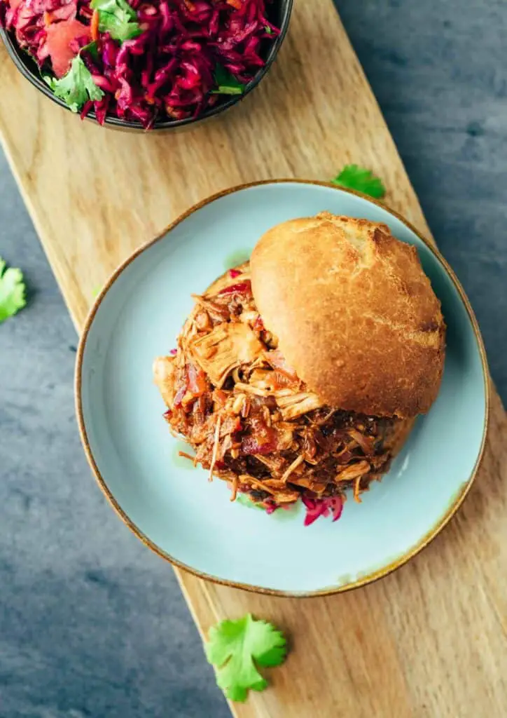 einfacher veganer Jackfruit Burger mit Cole Slaw Rezept