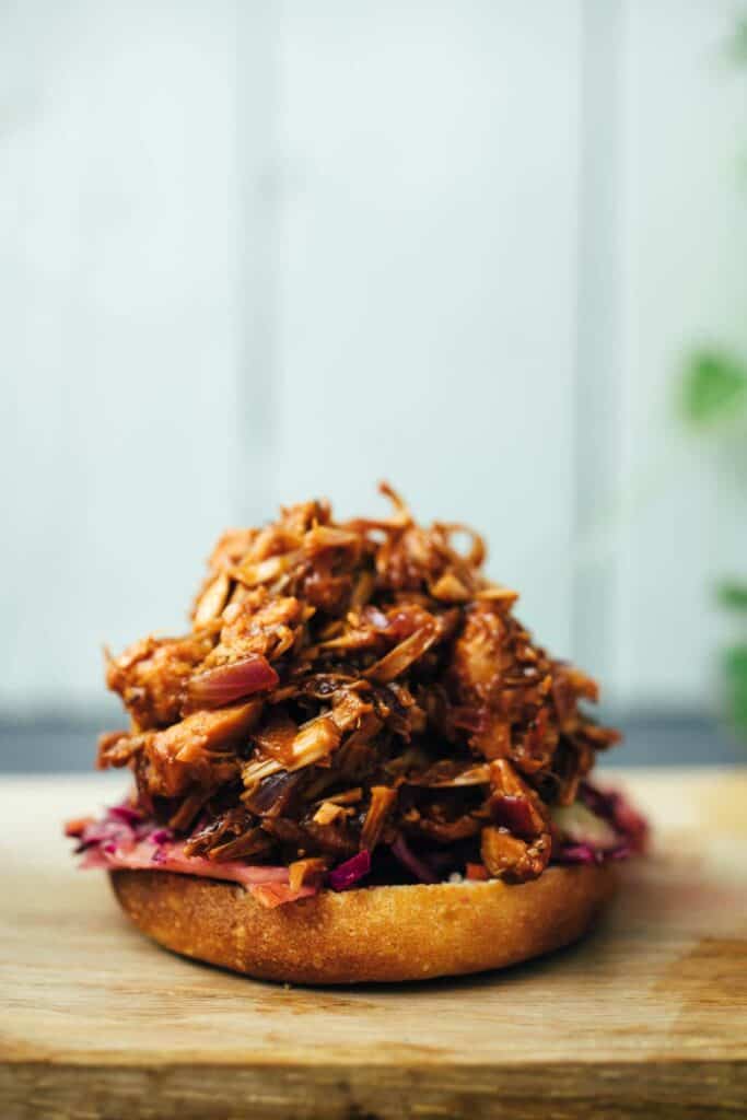 einfacher veganer Jackfruit Burger mit Cole Slaw Rezept