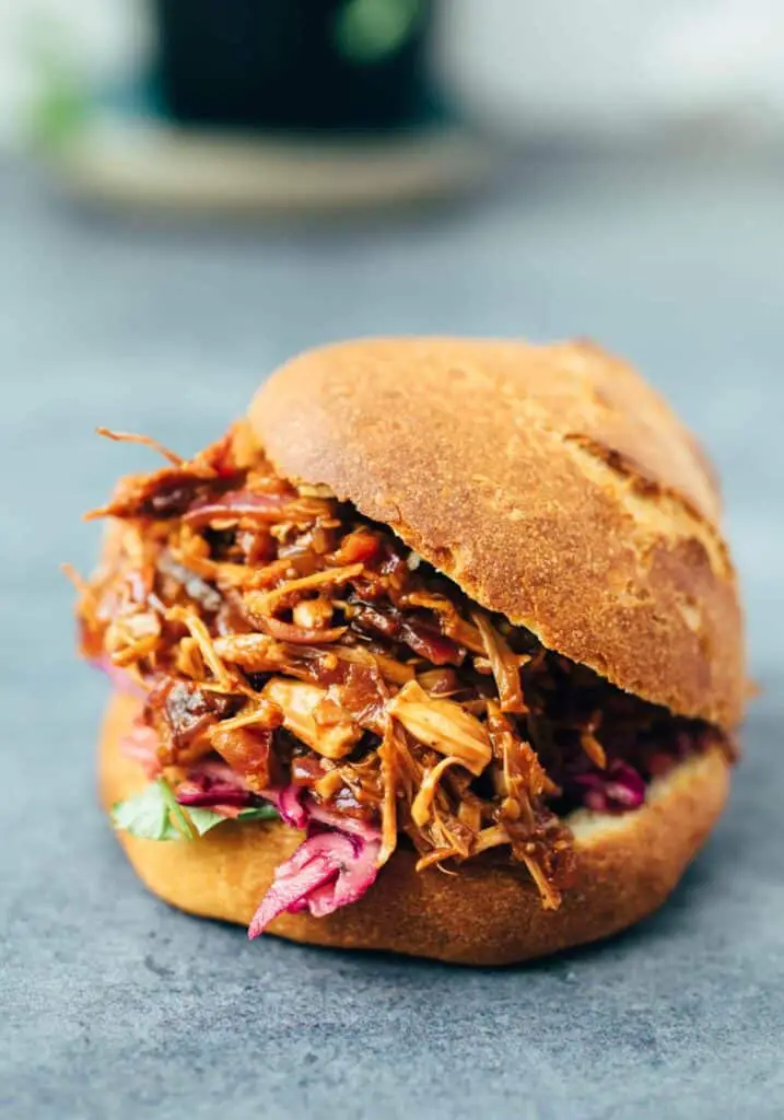 einfacher veganer Jackfruit Burger mit Cole Slaw Rezept