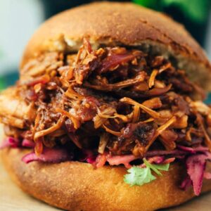 einfacher veganer Jackfruit Burger mit Cole Slaw Rezept