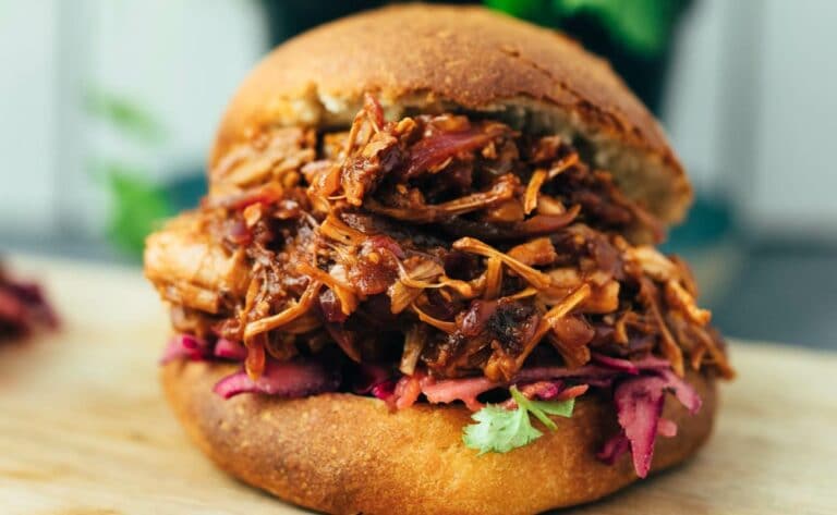 einfacher veganer Jackfruit Burger mit Cole Slaw Rezept