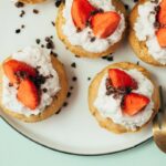 schnelle vegane Erdbeer-Törtchen mit Kokosnusssahne (glutenfrei) Rezept