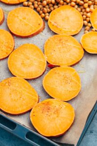 Süßkartoffel Kichererbsen Salat (30 Minuten) Rezept