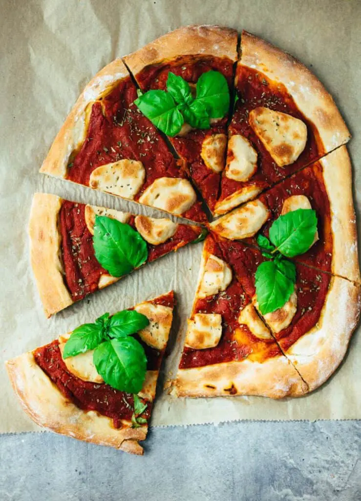 Einfache Pizza Mozzarella (vegan) Rezept