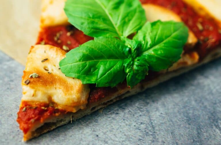 Einfache Pizza Mozzarella (vegan) Rezept