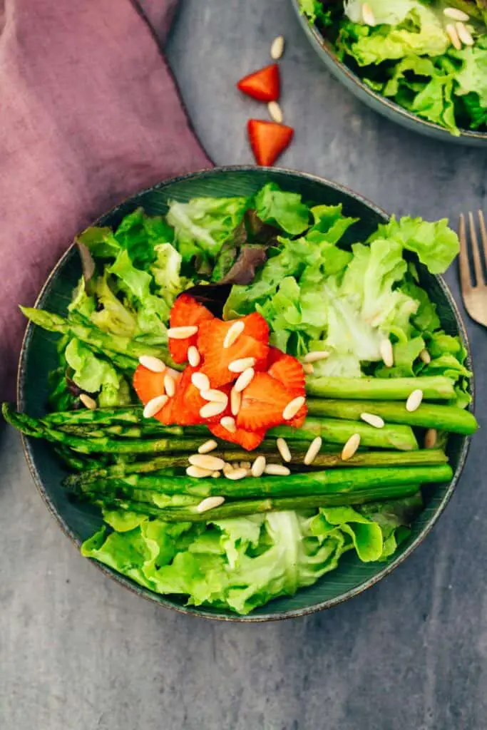 Salat mit Erdbeeren und grünem Spargel (30 Minuten) Rezept