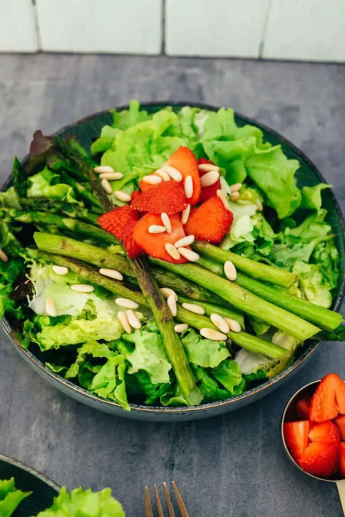 Salat mit Erdbeeren und grünem Spargel (30 Minuten) Rezept