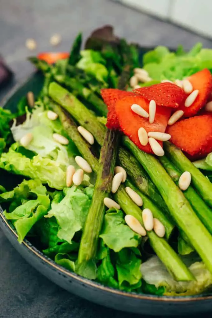 Salat mit Erdbeeren und grünem Spargel (30 Minuten) Rezept