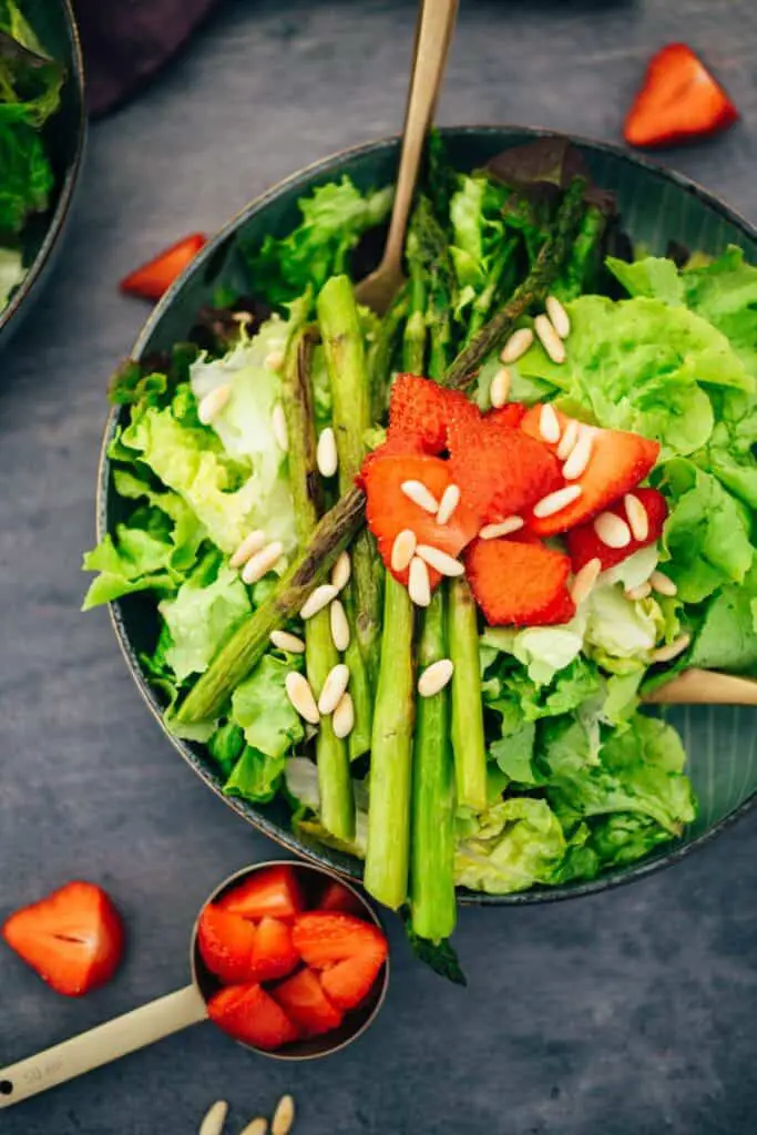 Salat mit Erdbeeren und grünem Spargel (30 Minuten) Rezept