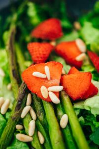 Salat mit Erdbeeren und grünem Spargel (30 Minuten) Rezept