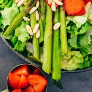 Salat mit Erdbeeren und grünem Spargel (30 Minuten) Rezept