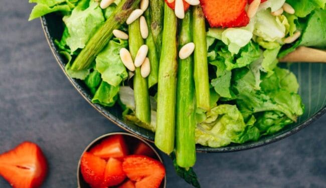 Salat mit Erdbeeren und grünem Spargel (30 Minuten) Rezept