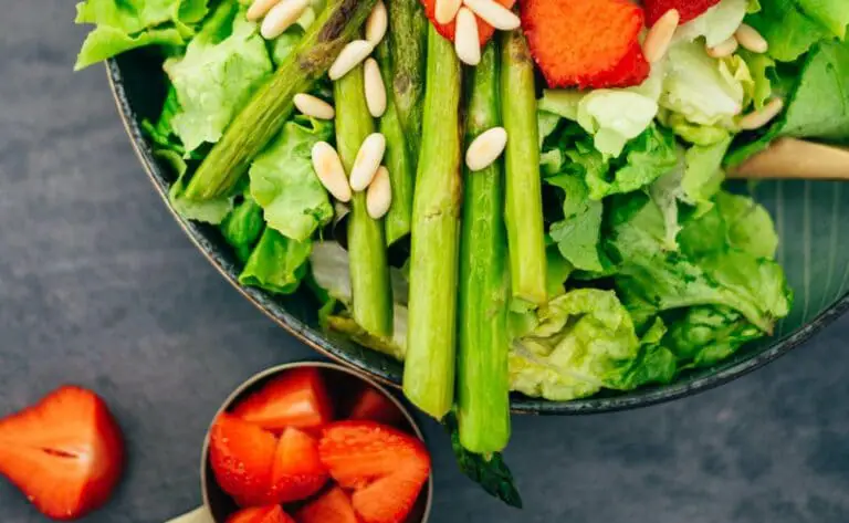Salat mit Erdbeeren und grünem Spargel (30 Minuten) Rezept