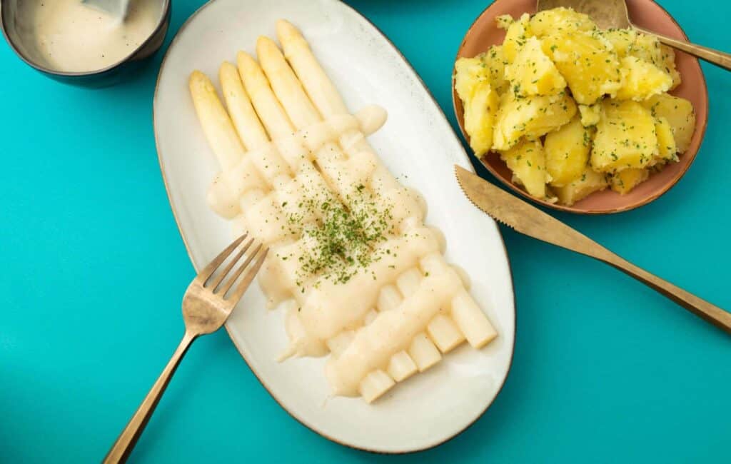 Spargel mit veganer Bechamel Sauce (30 Minuten) Rezept