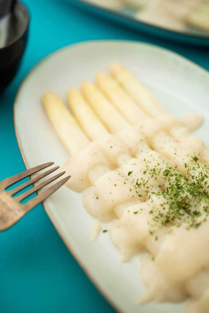 Spargel mit veganer Bechamel Sauce (30 Minuten) Rezept