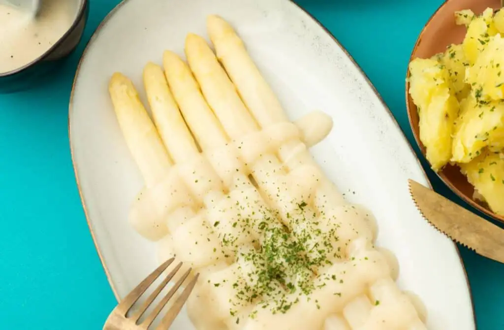 Spargel mit veganer Bechamel Sauce (30 Minuten) - Das Klassiker Rezept