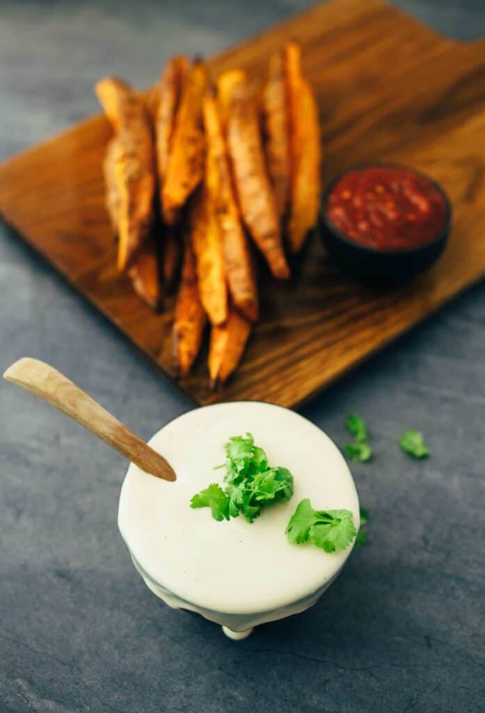 vegane Süßkartoffel Wedges mit Cashew Majo (30 Minuten) Rezept