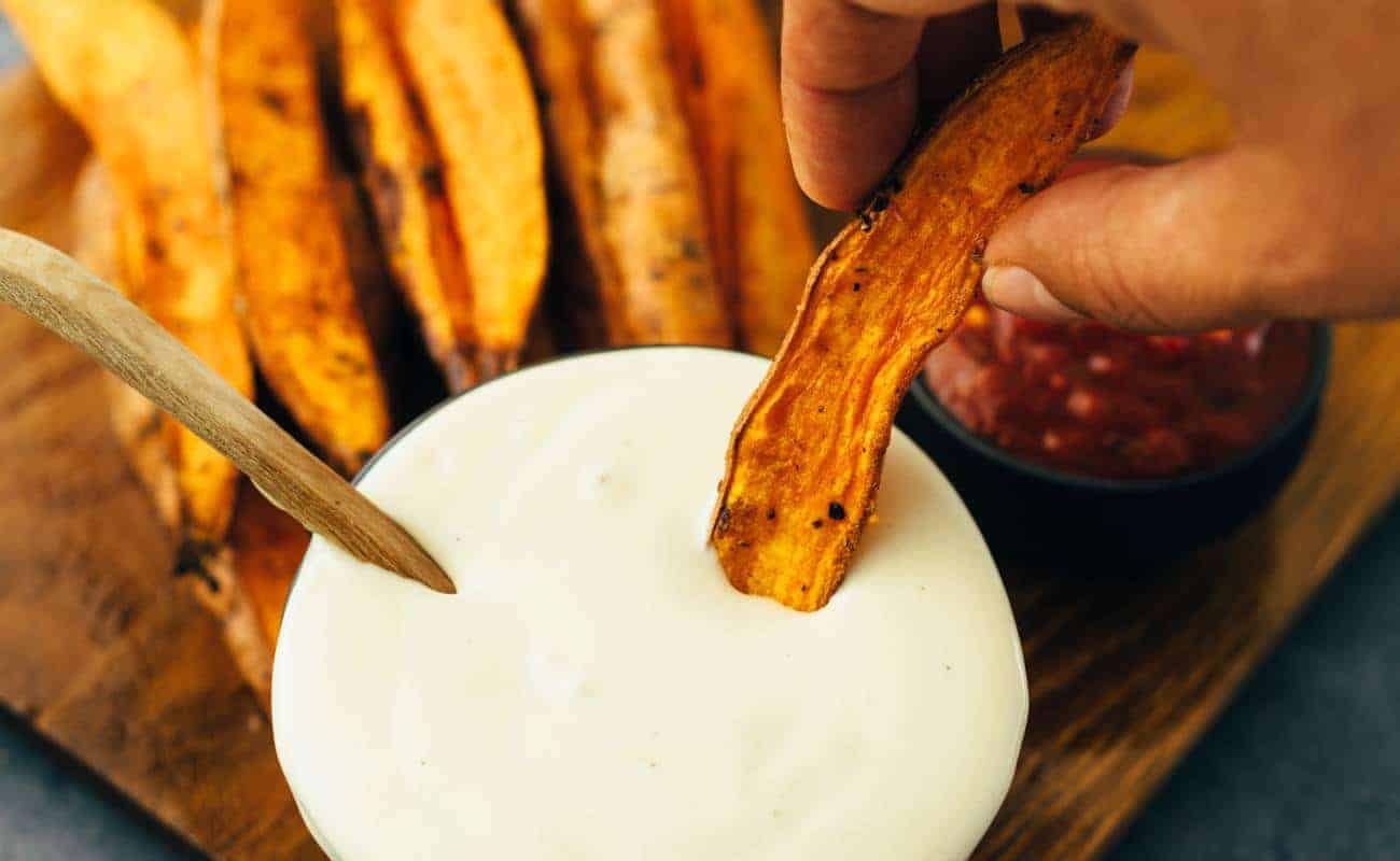 vegane Süßkartoffel Wedges mit Cashew Majo (30 Minuten) Rezept
