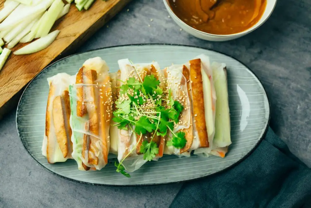 vegane Spring Rolls mit Mariniertem Tofu Rezept