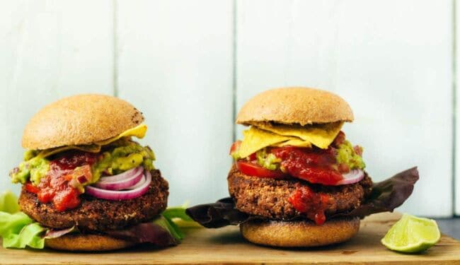 Veganer „Tex Mex“ Burger mit hausgemachter Guacamole Rezept