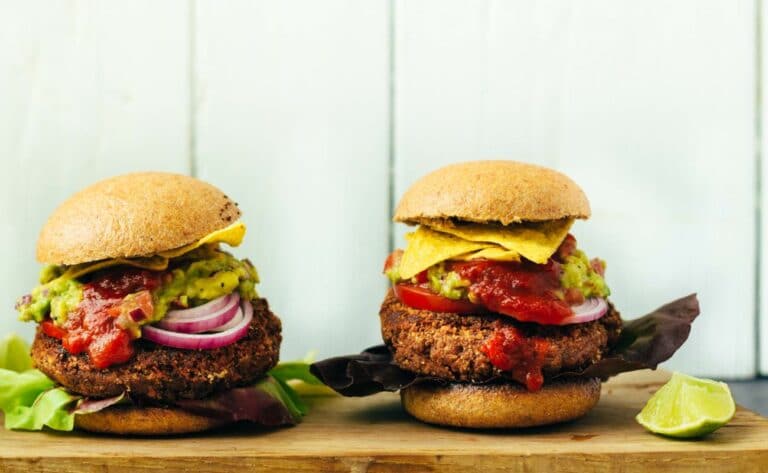 Veganer „Tex Mex“ Burger mit hausgemachter Guacamole Rezept