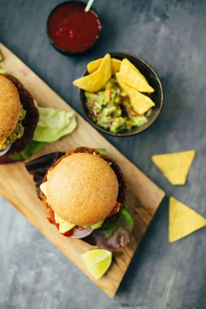 Veganer „Tex Mex“ Burger mit hausgemachter Guacamole Rezept