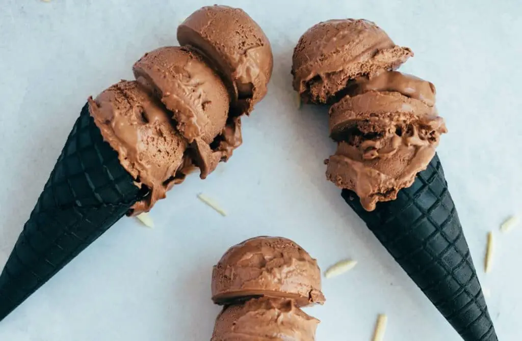 6-Zutaten Super cremiges Schokoladeneis (vegan, laktosefrei, gf) 6-Zutaten Super cremiges Schokoladeneis (vegan, laktosefrei, gf)