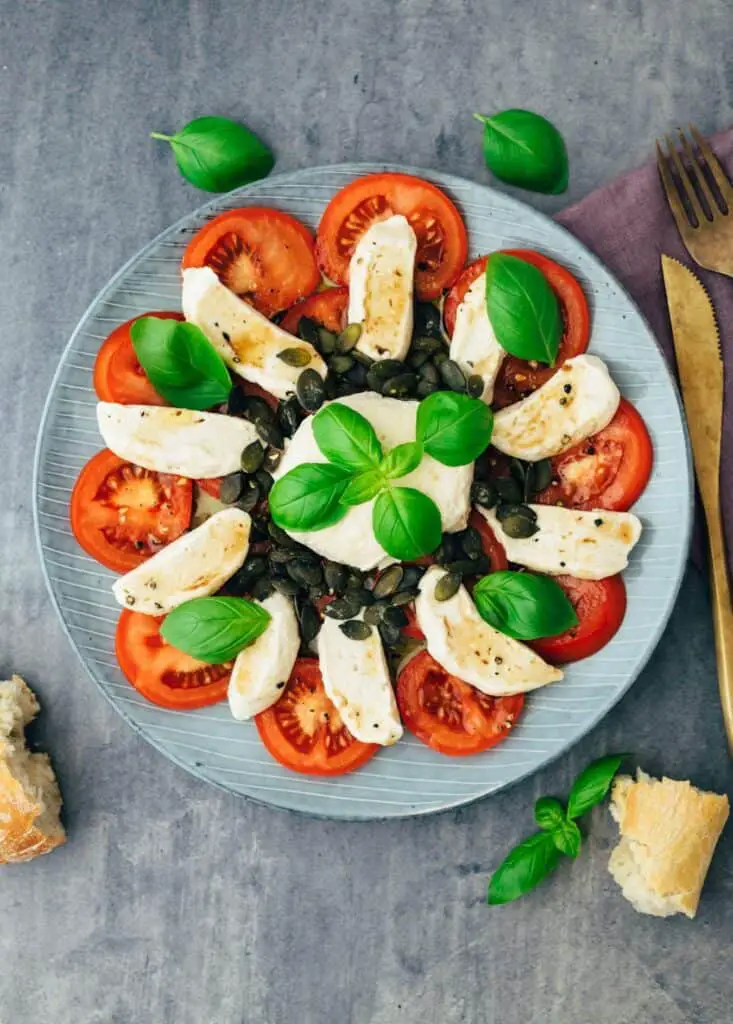 Tomato Mozzarella (Caprese) vegan — VEGANE VIBES