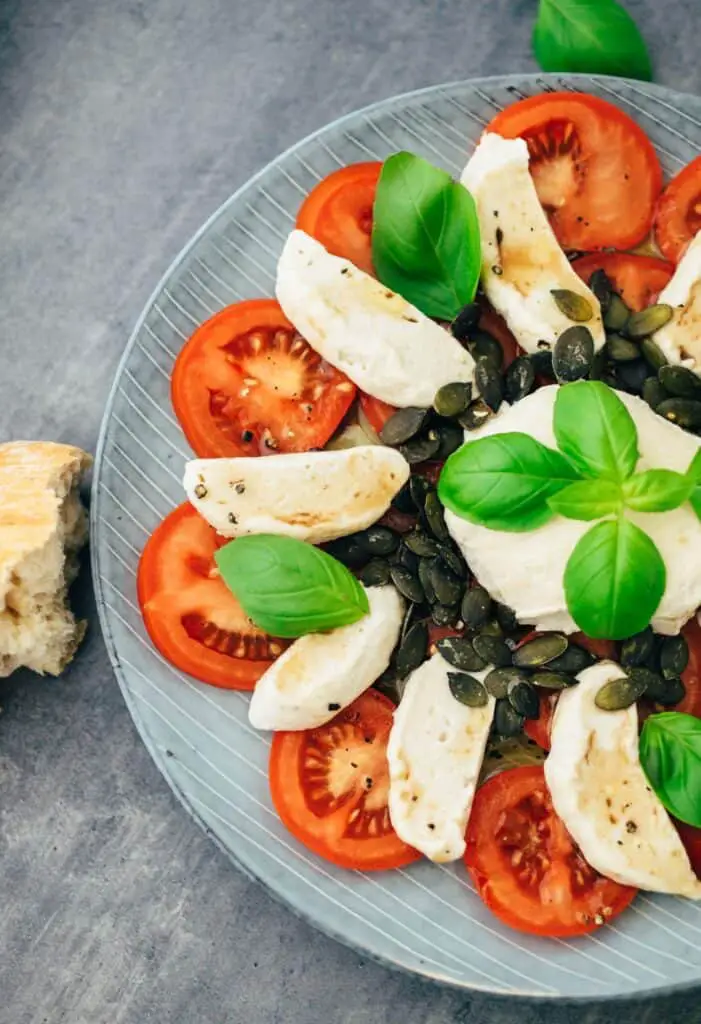 Tomate Mozzarella Caprese - VEGAN (15 Minuten) Rezept