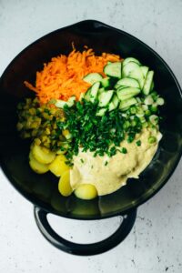 Einfacher veganer Kartoffelsalat in nur 30 Minuten - Rezept