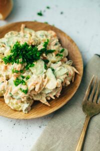 Einfacher veganer Kartoffelsalat in nur 30 Minuten - Rezept