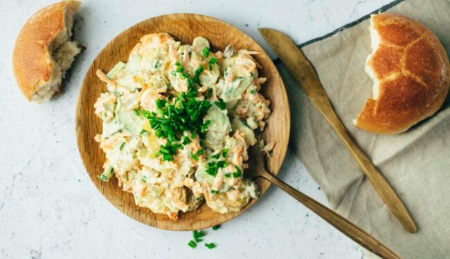 Einfacher veganer Kartoffelsalat in nur 30 Minuten - Rezept