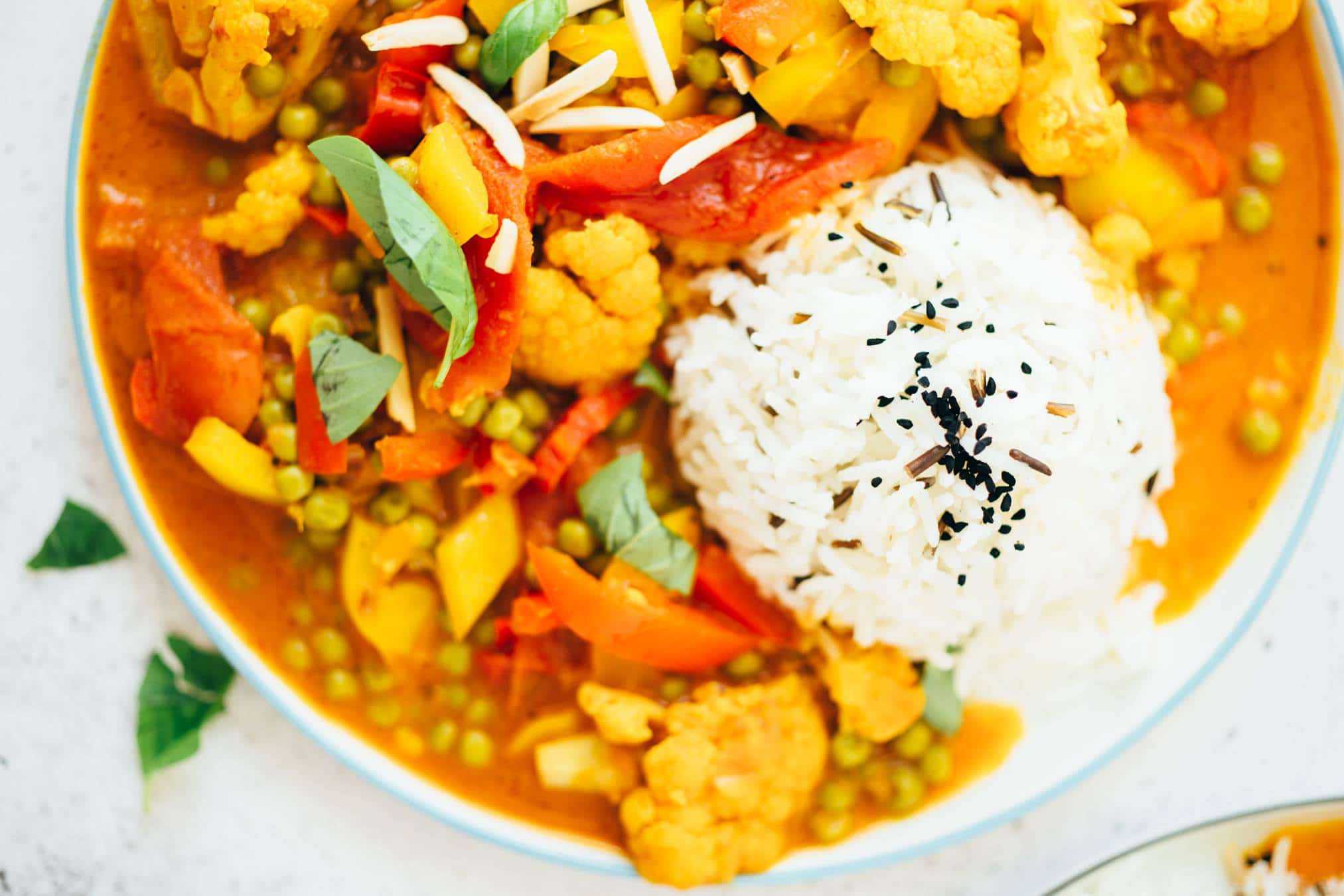 Cremiges Korma (Indisches Curry) mit Blumenkohl und Erbsen Rezept