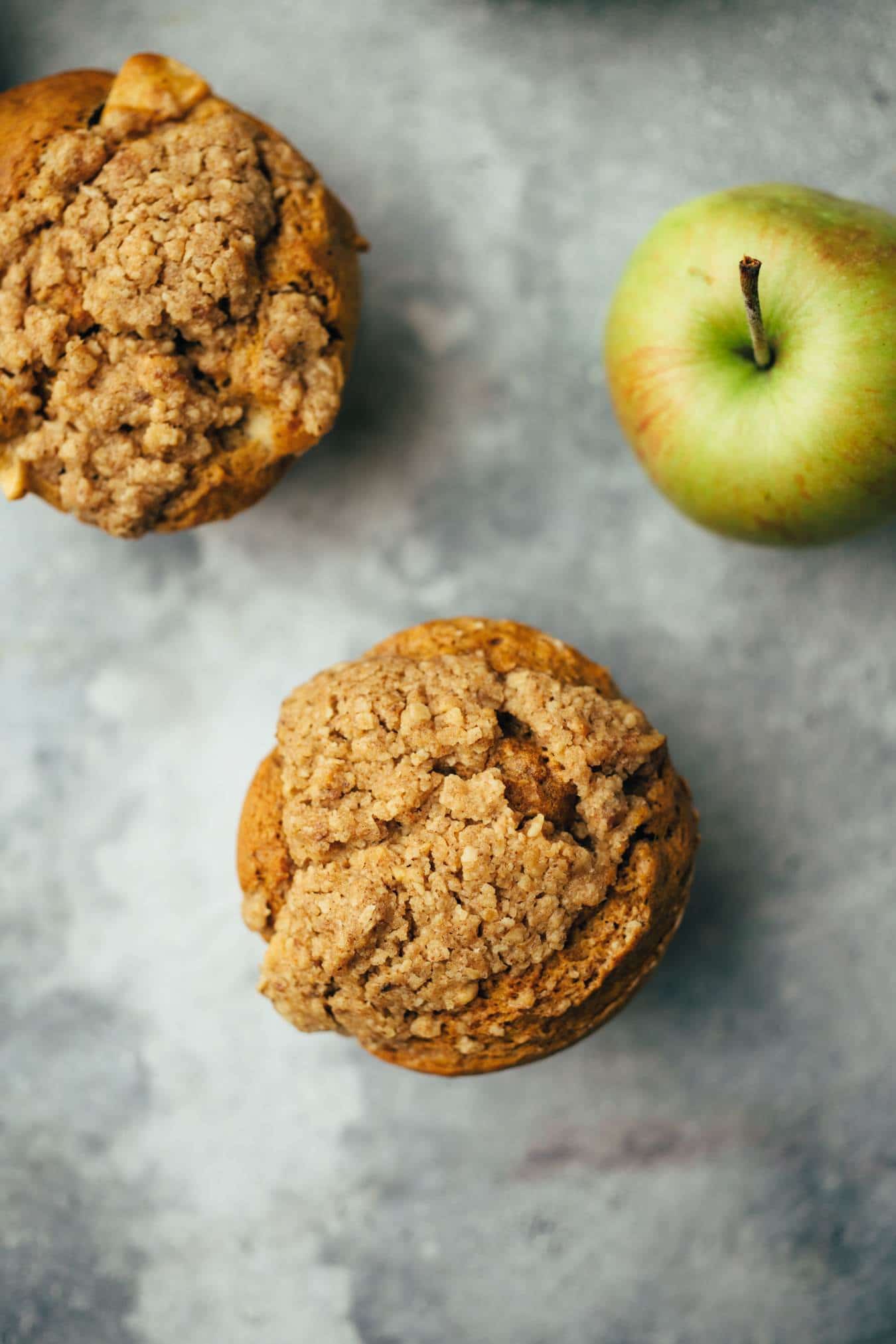 Apple muffins with cinnamon crumble (vegan, lactose-free)