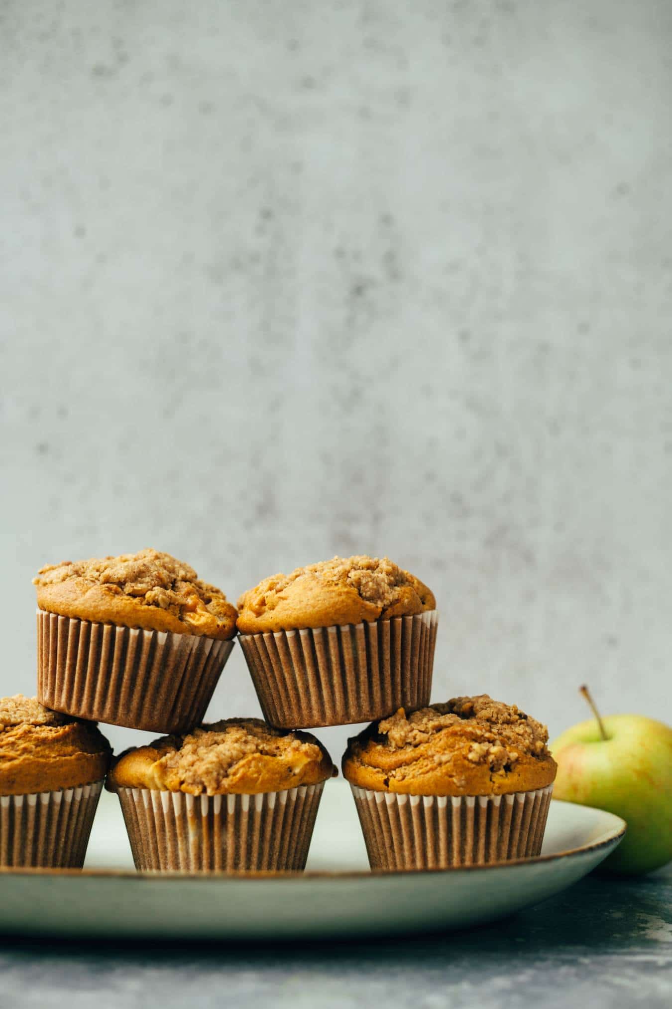 Apple muffins with cinnamon crumble (vegan, lactose-free)
