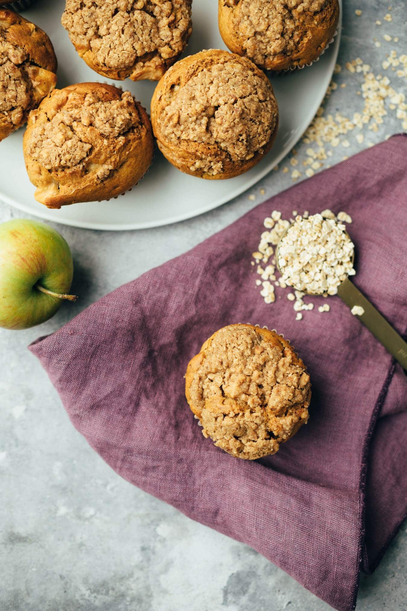 Apple muffins with cinnamon crumble (vegan, lactose-free)
