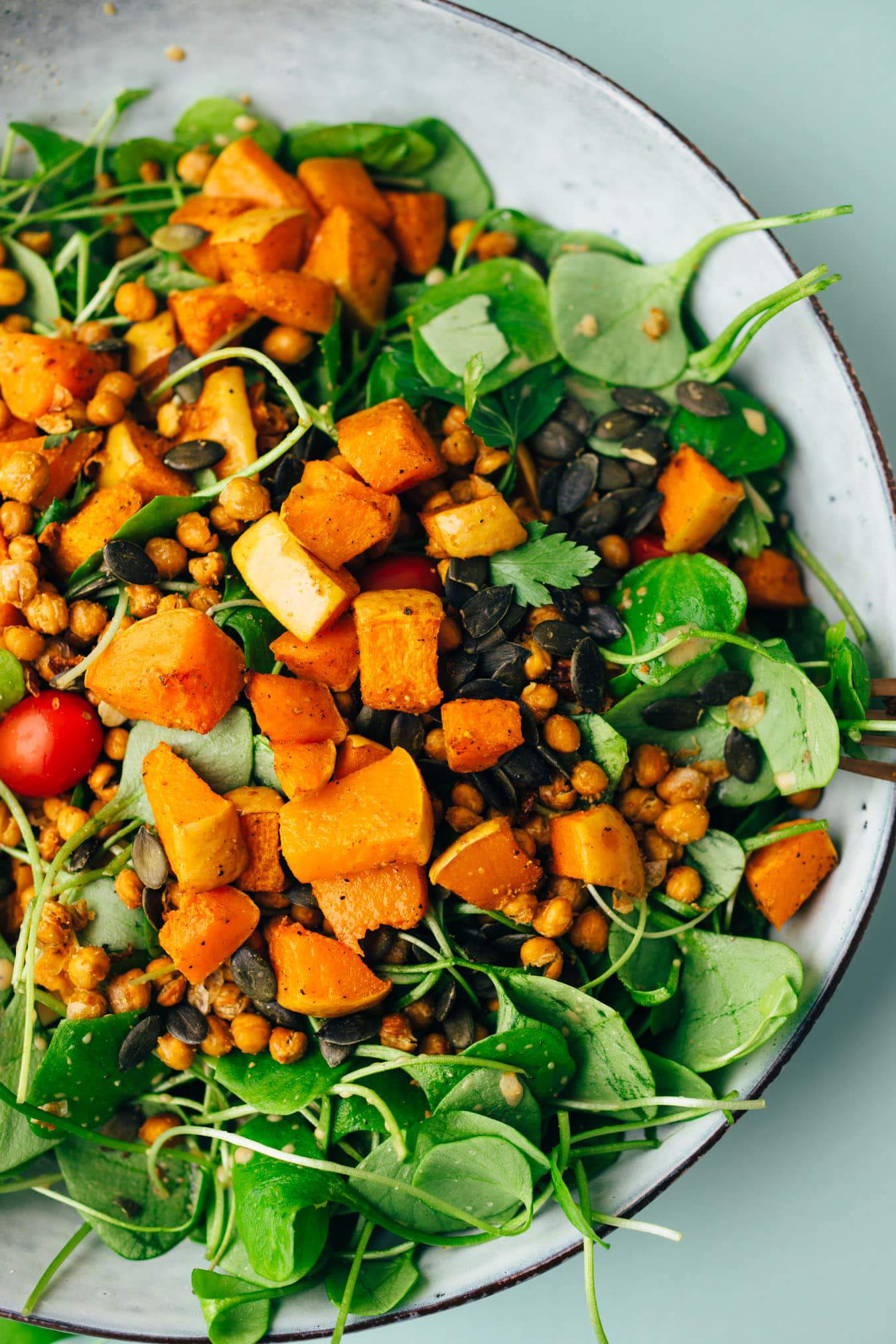 Salat mit Kürbis, Kichererbsen und Tahini Dressing Rezept