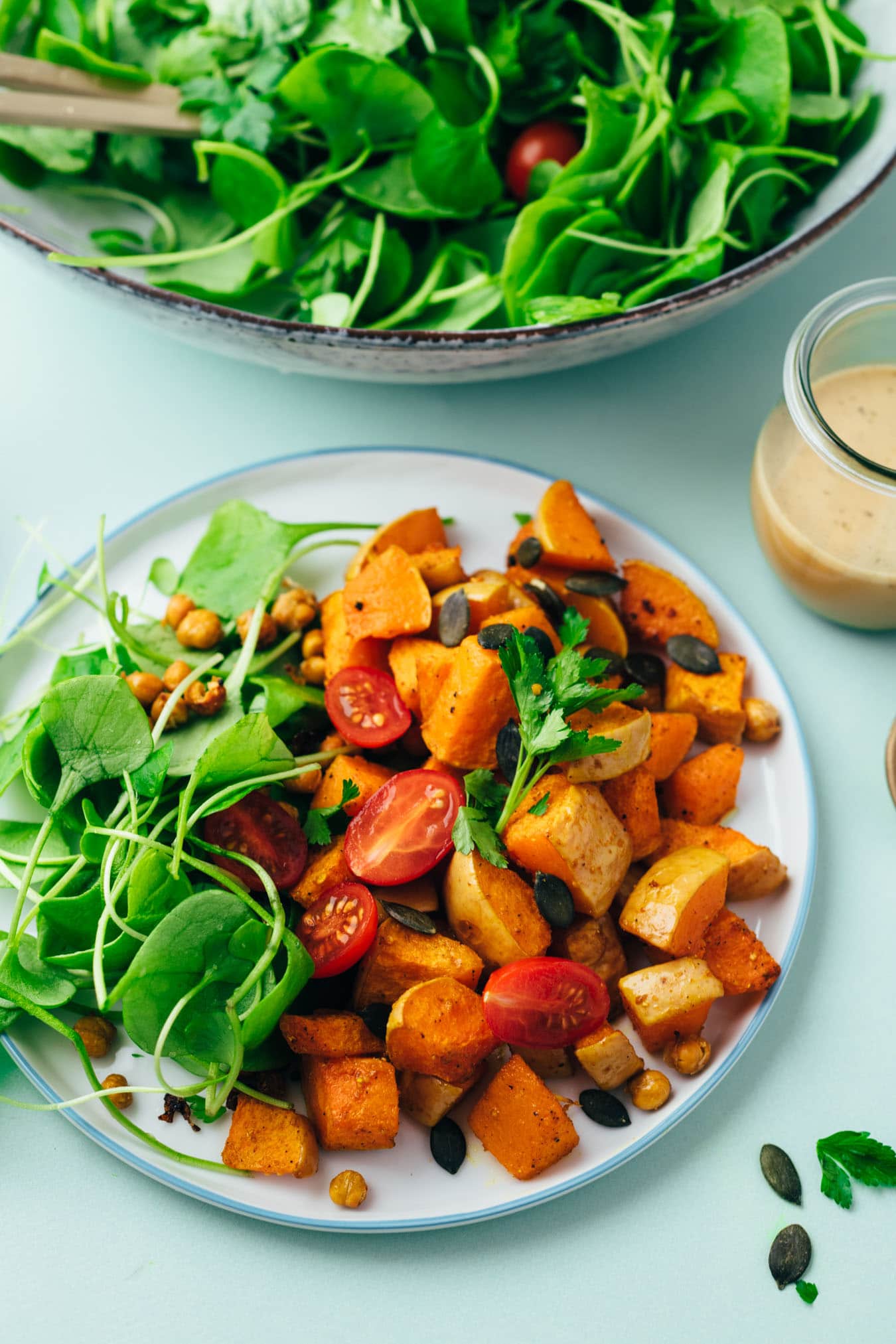 veganer Salat mit Kürbis, Kichererbsen und Tahini Dressing