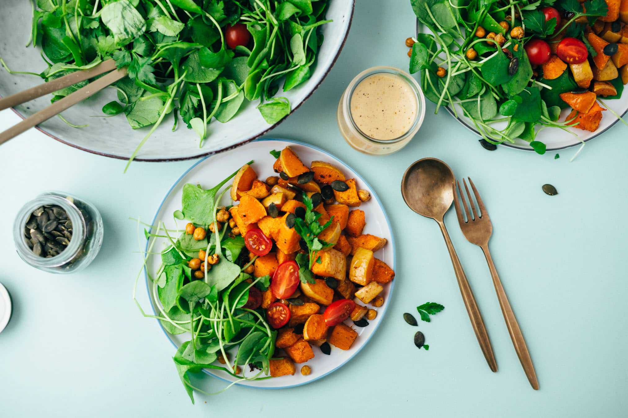 Salat mit Kürbis, Kichererbsen und Tahini Dressing Rezept