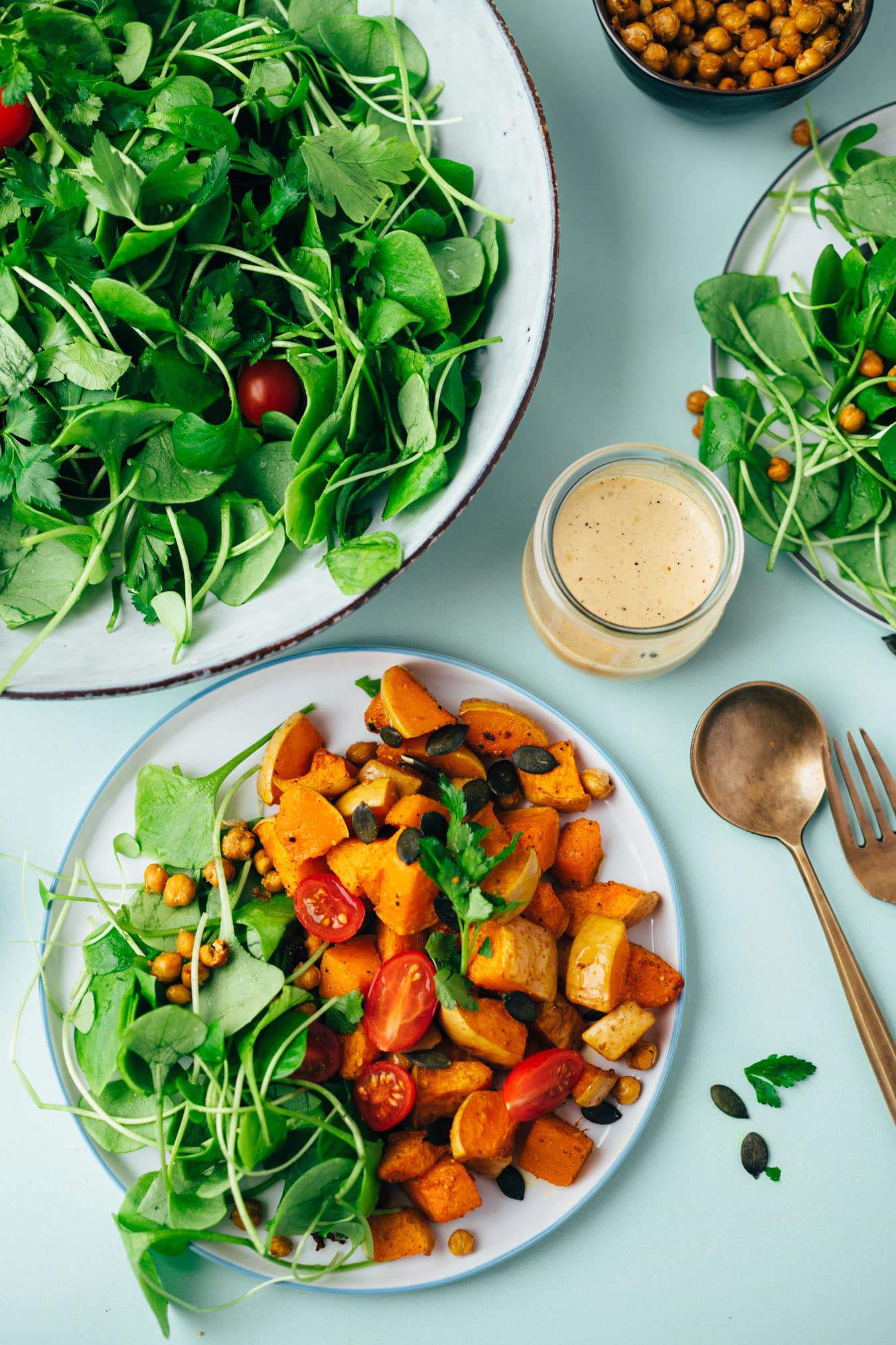 Salat mit Kürbis, Kichererbsen und Tahini Dressing Rezept