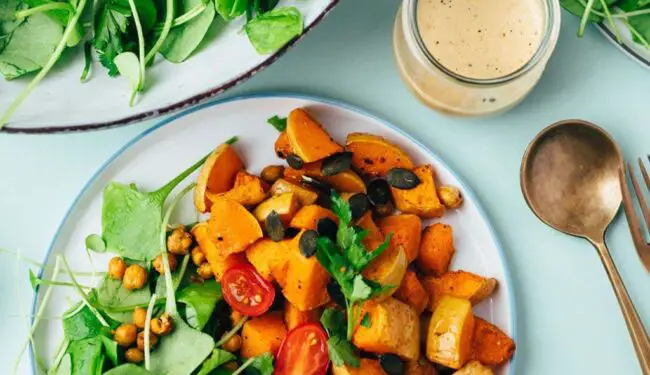 Salat mit Kürbis, Kichererbsen und Tahini Dressing Rezept