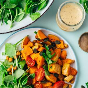 Salat mit Kürbis, Kichererbsen und Tahini Dressing Rezept