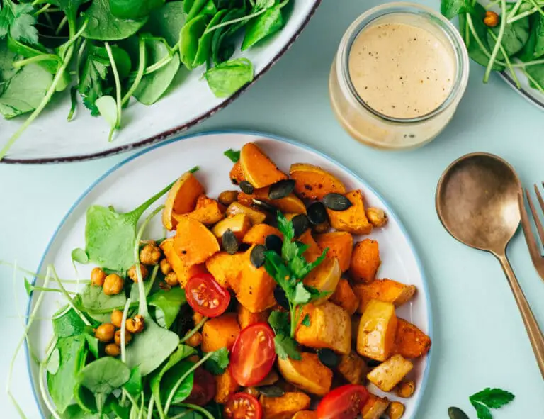Salat mit Kürbis, Kichererbsen und Tahini Dressing Rezept