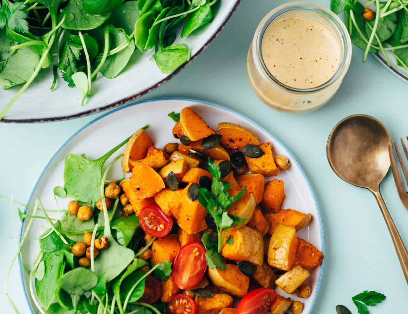 veganer Salat mit Kürbis, Kichererbsen und Tahini Dressing