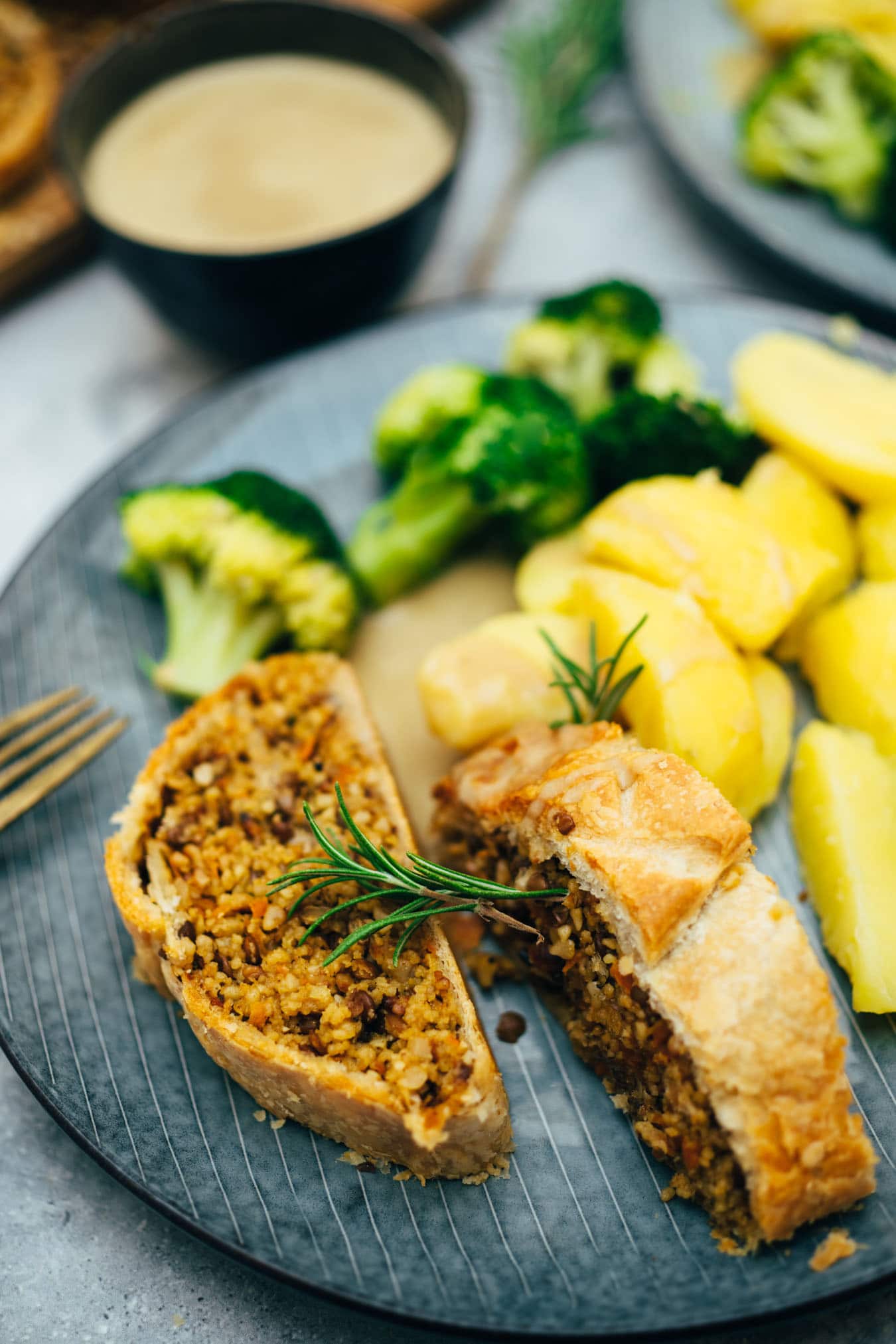 vegan roast with delicious sauce prepared in only 60 minutes