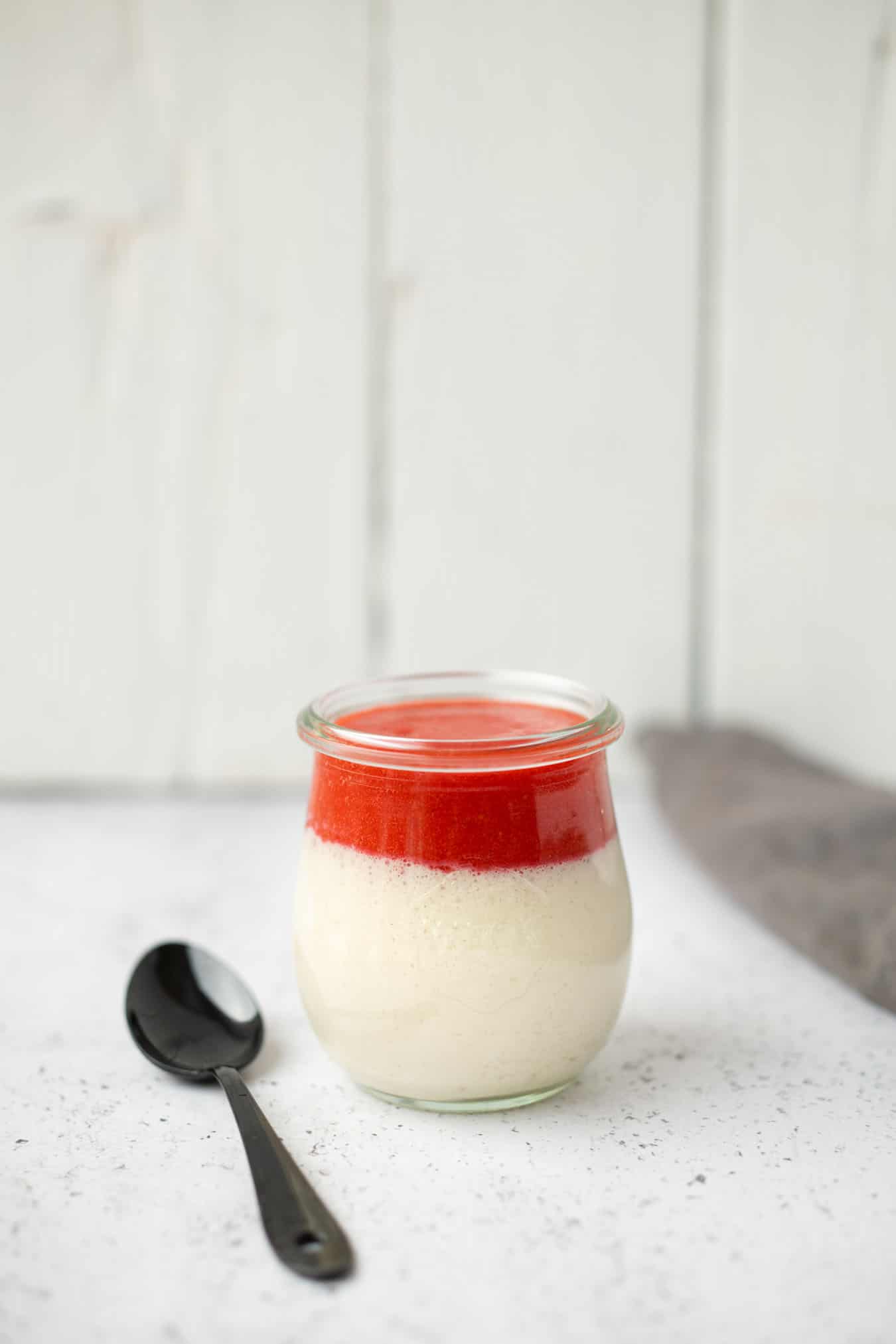 veganes Panna Cotta mit Erdbeersauce (5 Zutaten) Rezept